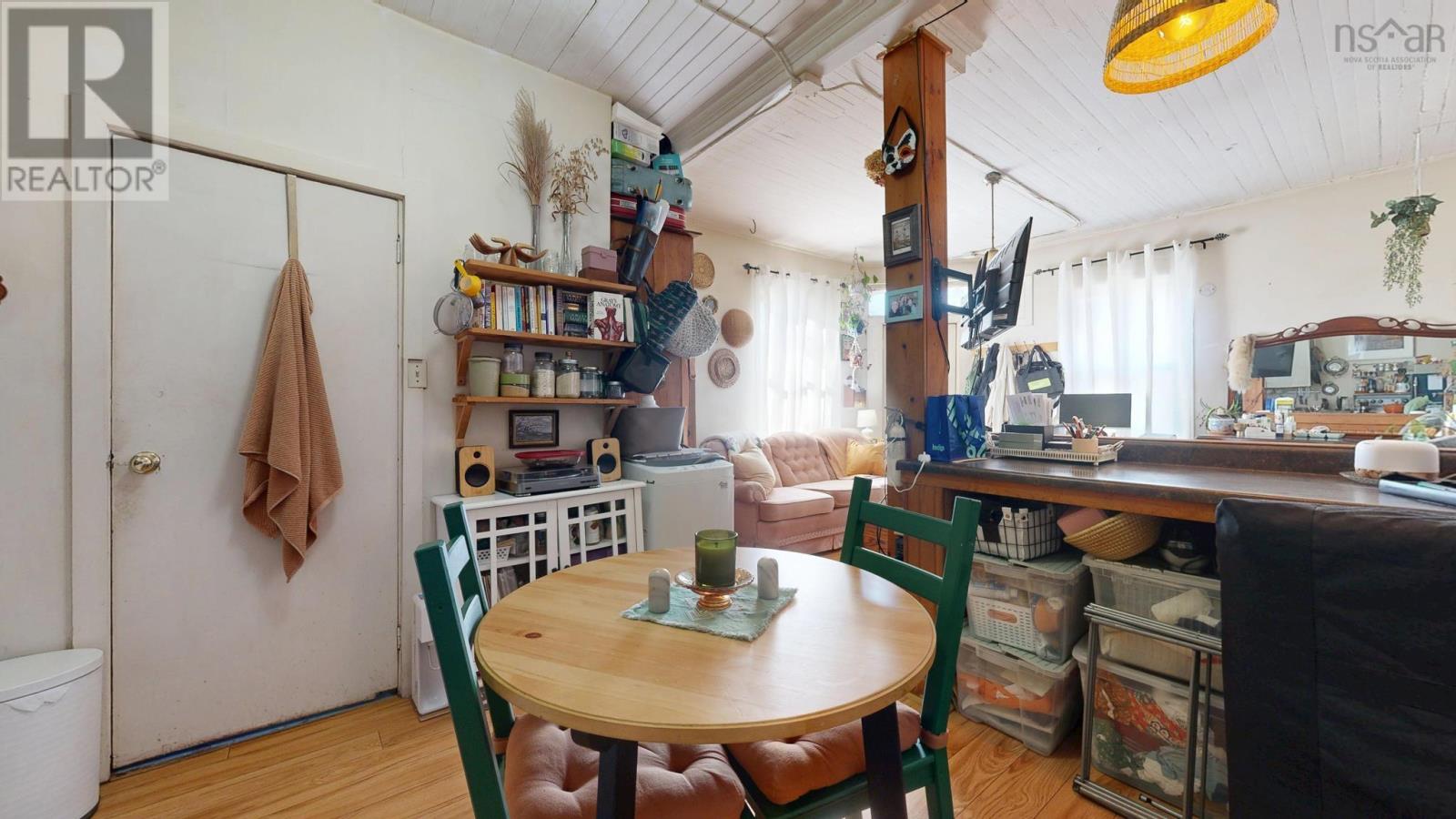 2683-87 Fuller Terrace Property Photo 5