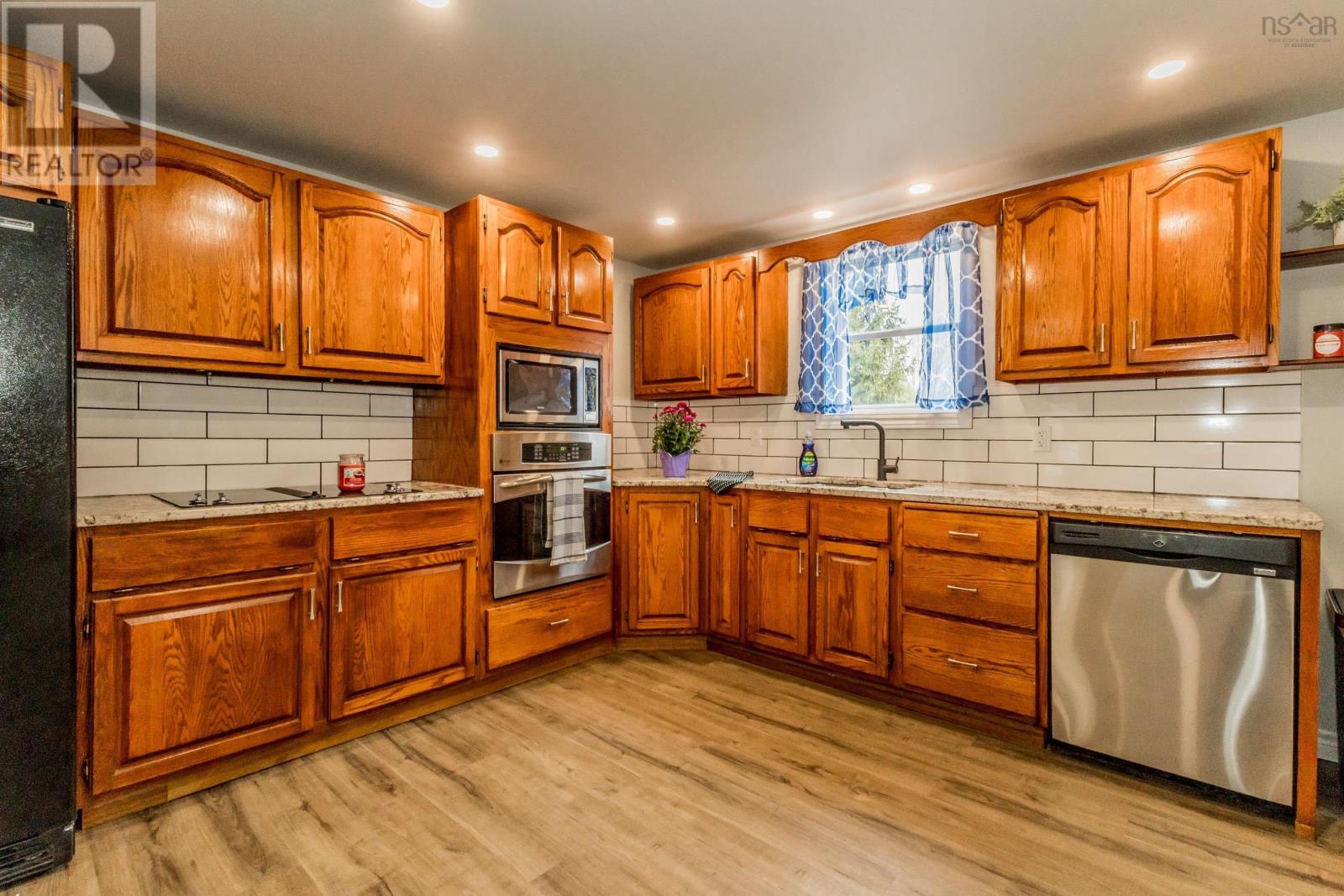 126 Commercial Street Property Photo 14