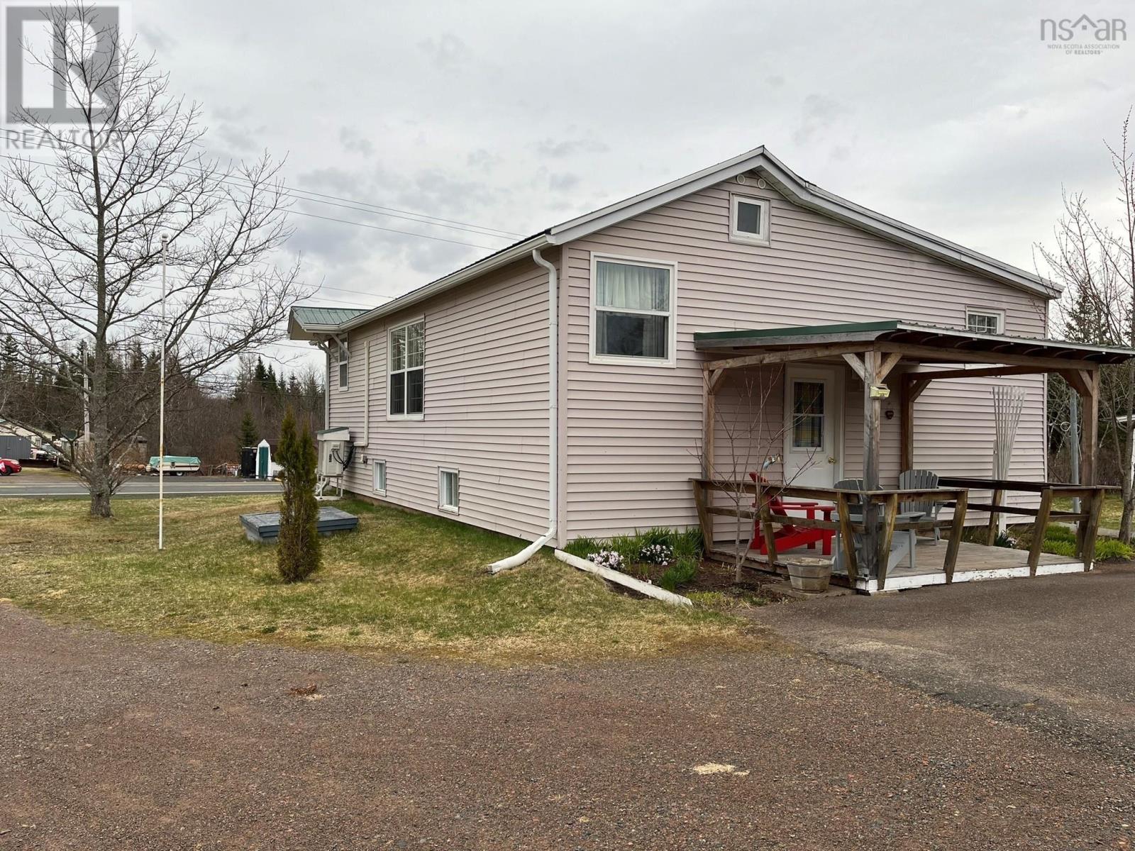 5886 Highway 2 Property Photo 1