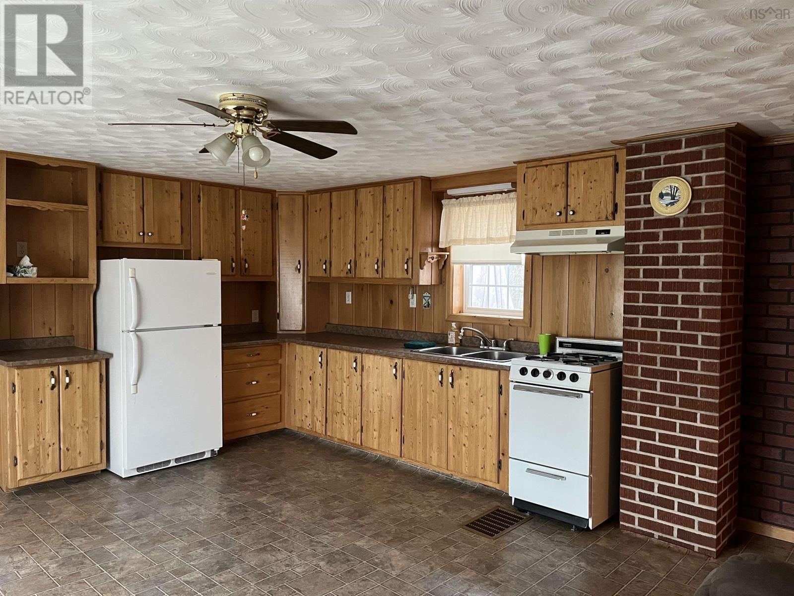 5886 Highway 2 Property Photo 8