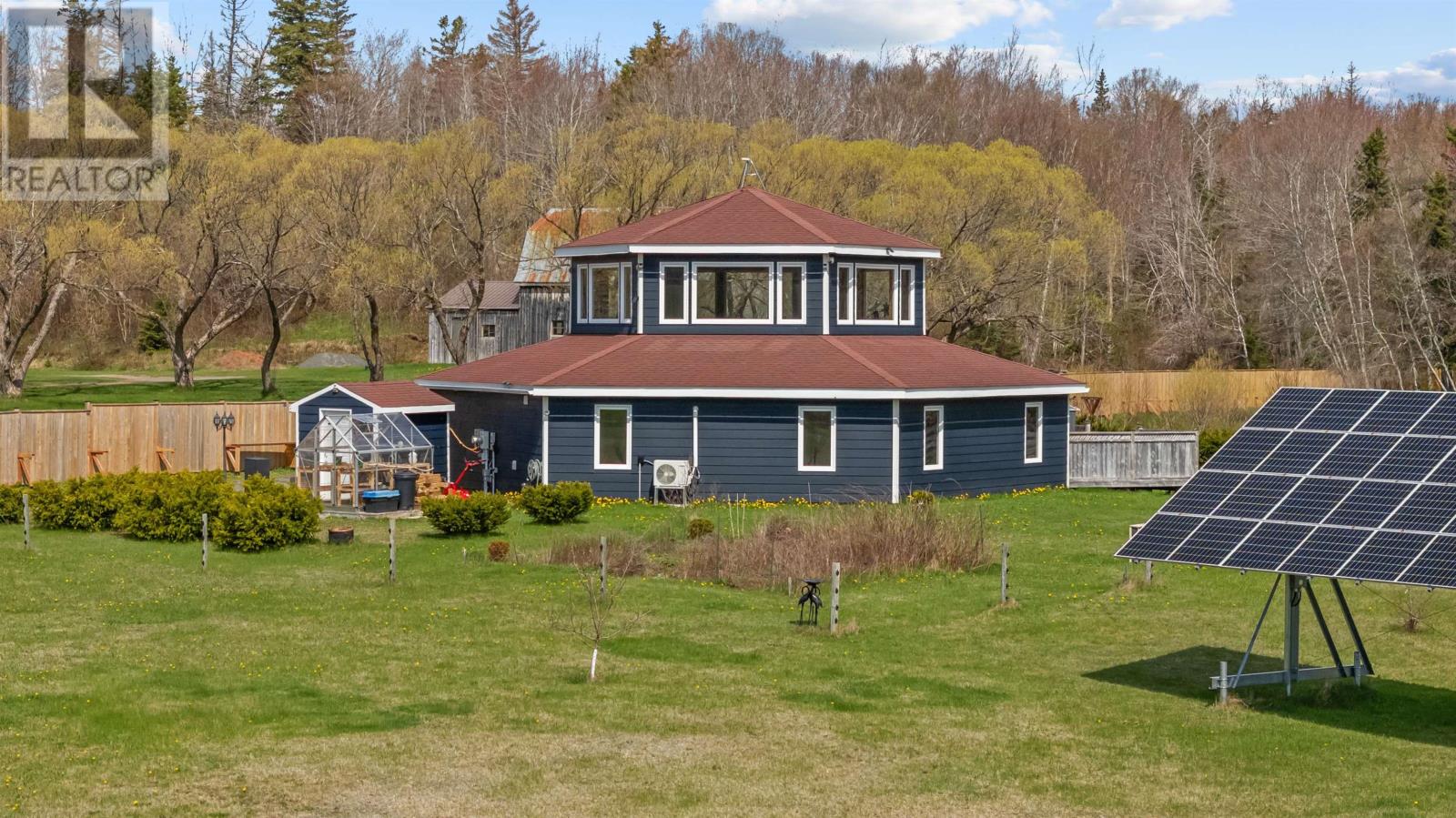 5225 48 Road Property Photo 1