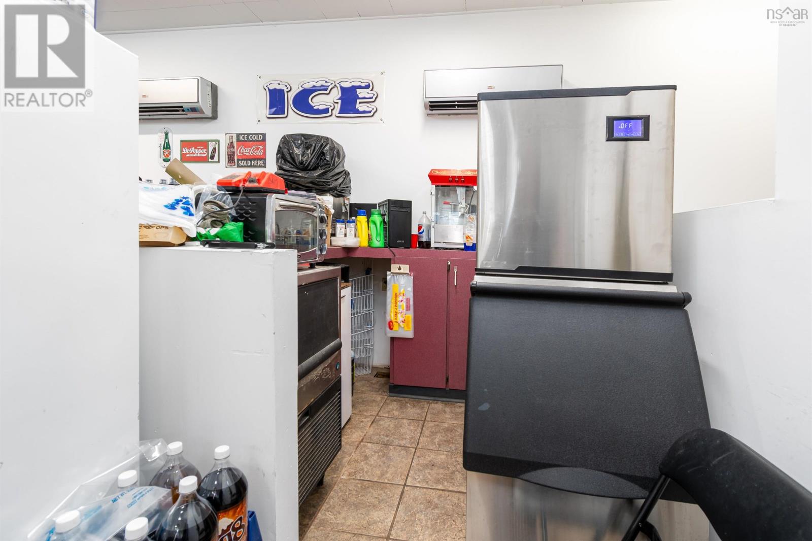 1370 Victoria Road Property Photo 7