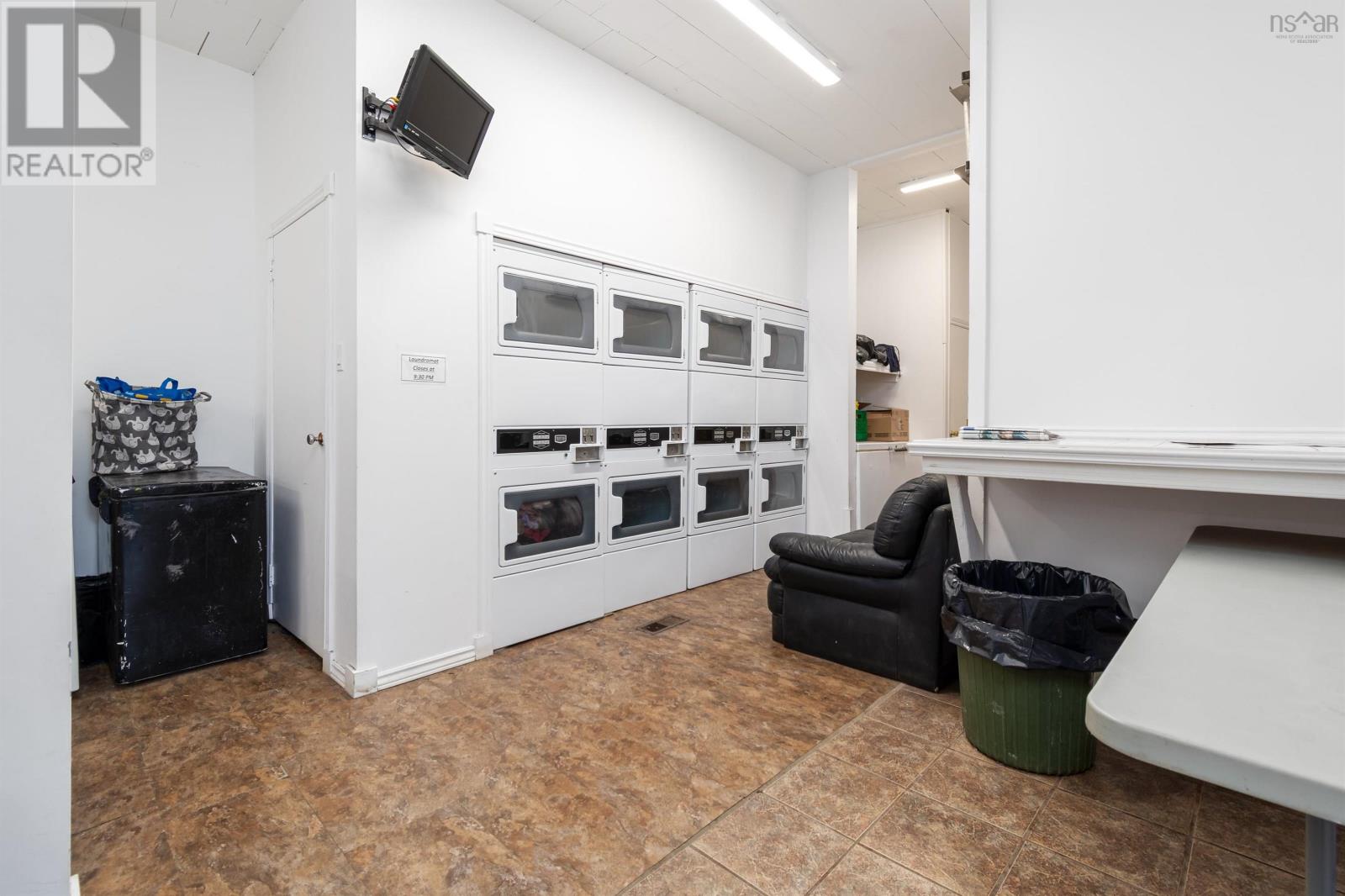 1370 Victoria Road Property Photo 10