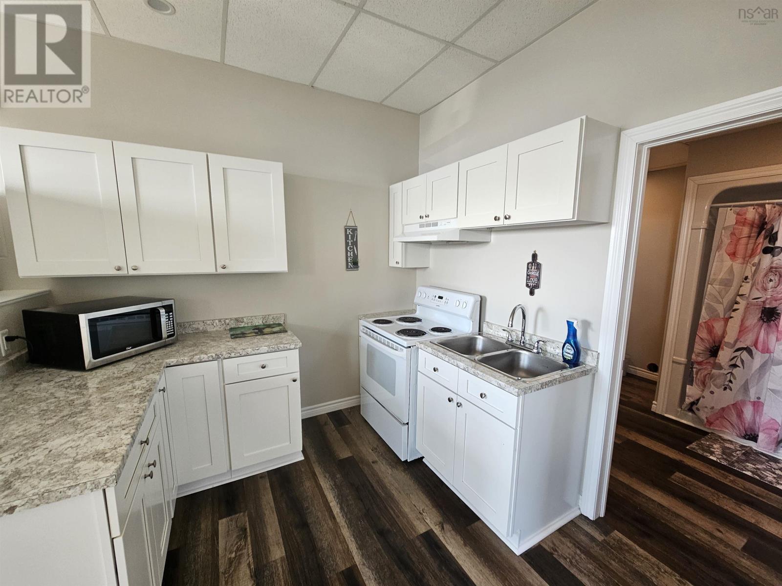 155 Queen Street Property Photo 9