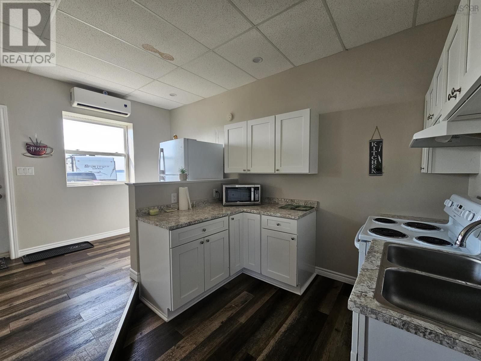 155 Queen Street Property Photo 14