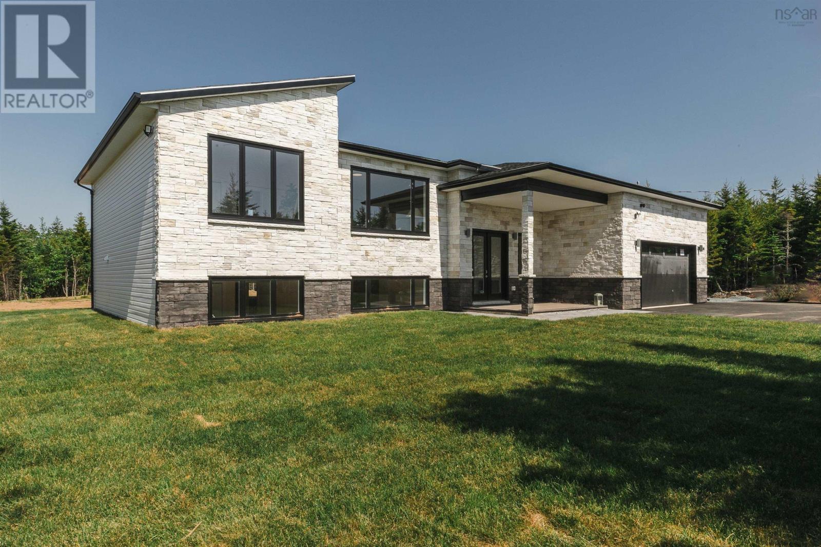 414 Canoe Crescent Property Photo 2