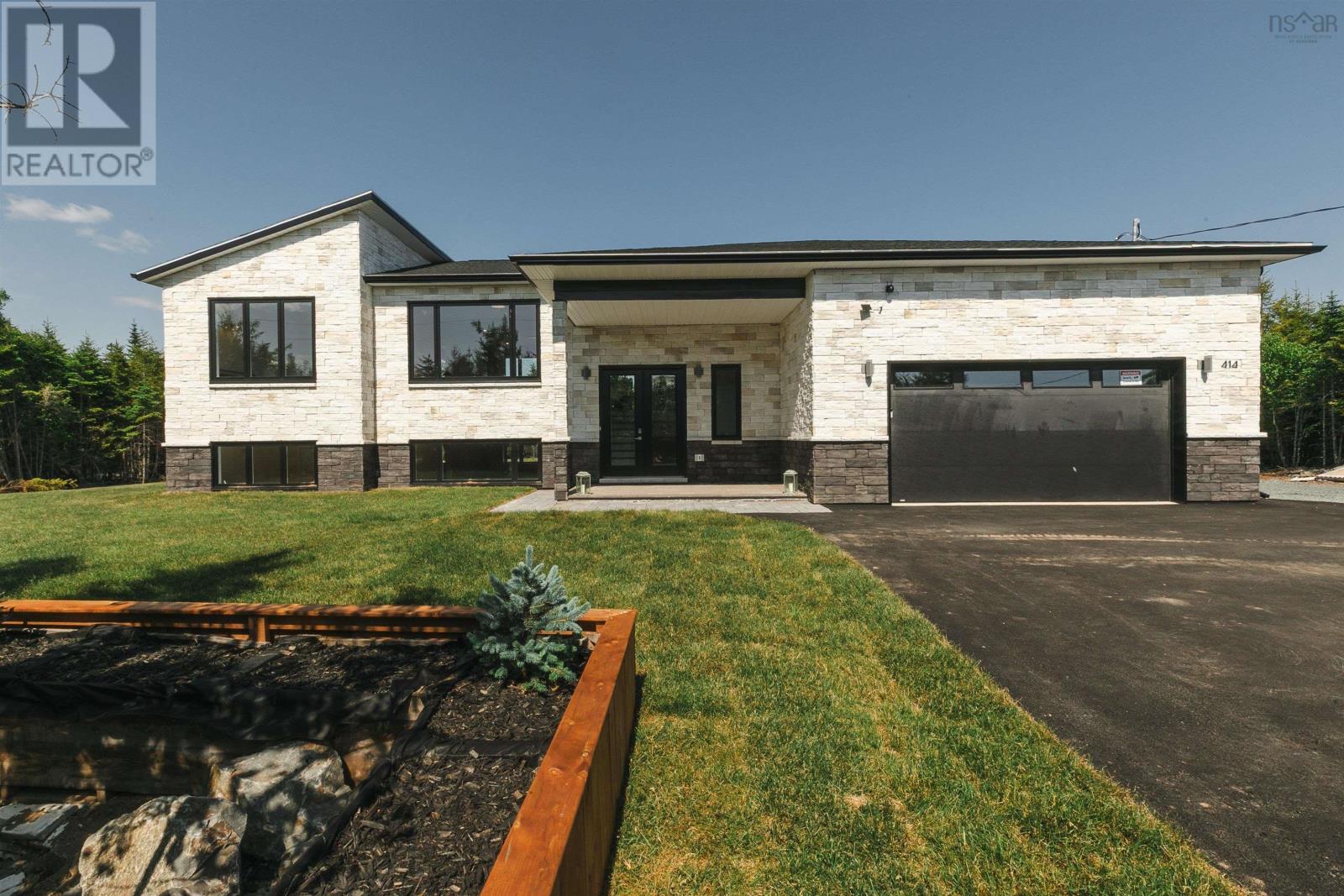 414 Canoe Crescent Property Photo 3