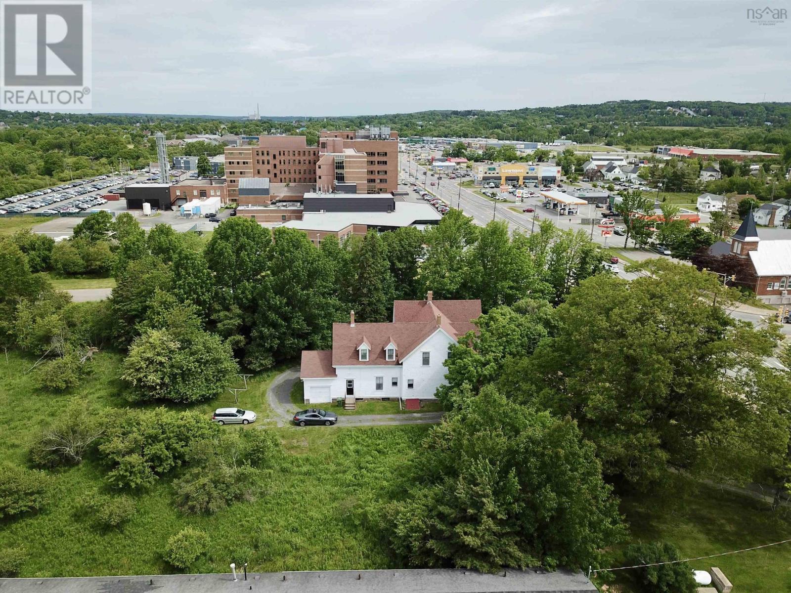 915 East River Road Property Photo 4