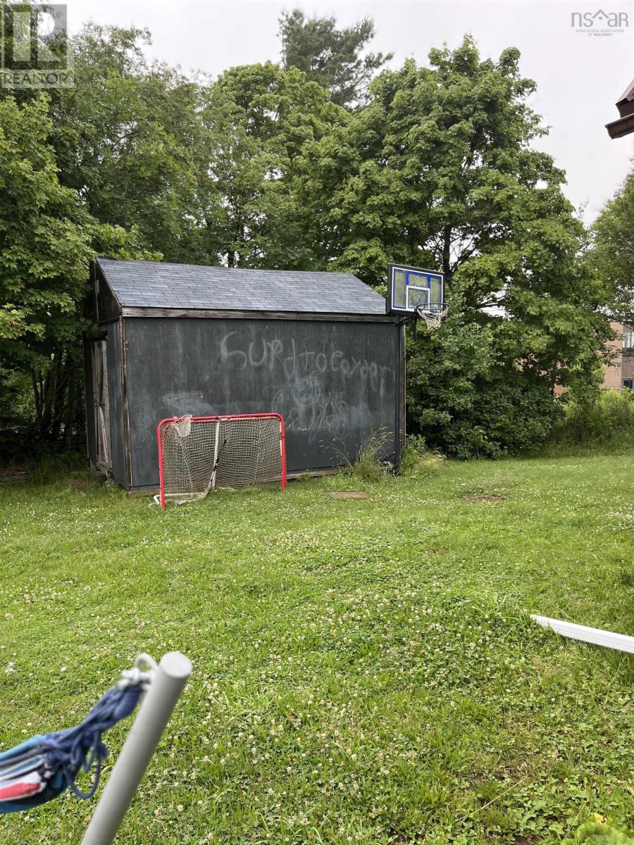 2060 Queen Street Property Photo 3