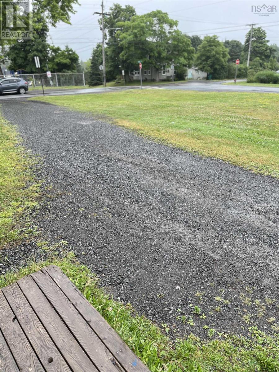 2060 Queen Street Property Photo 4