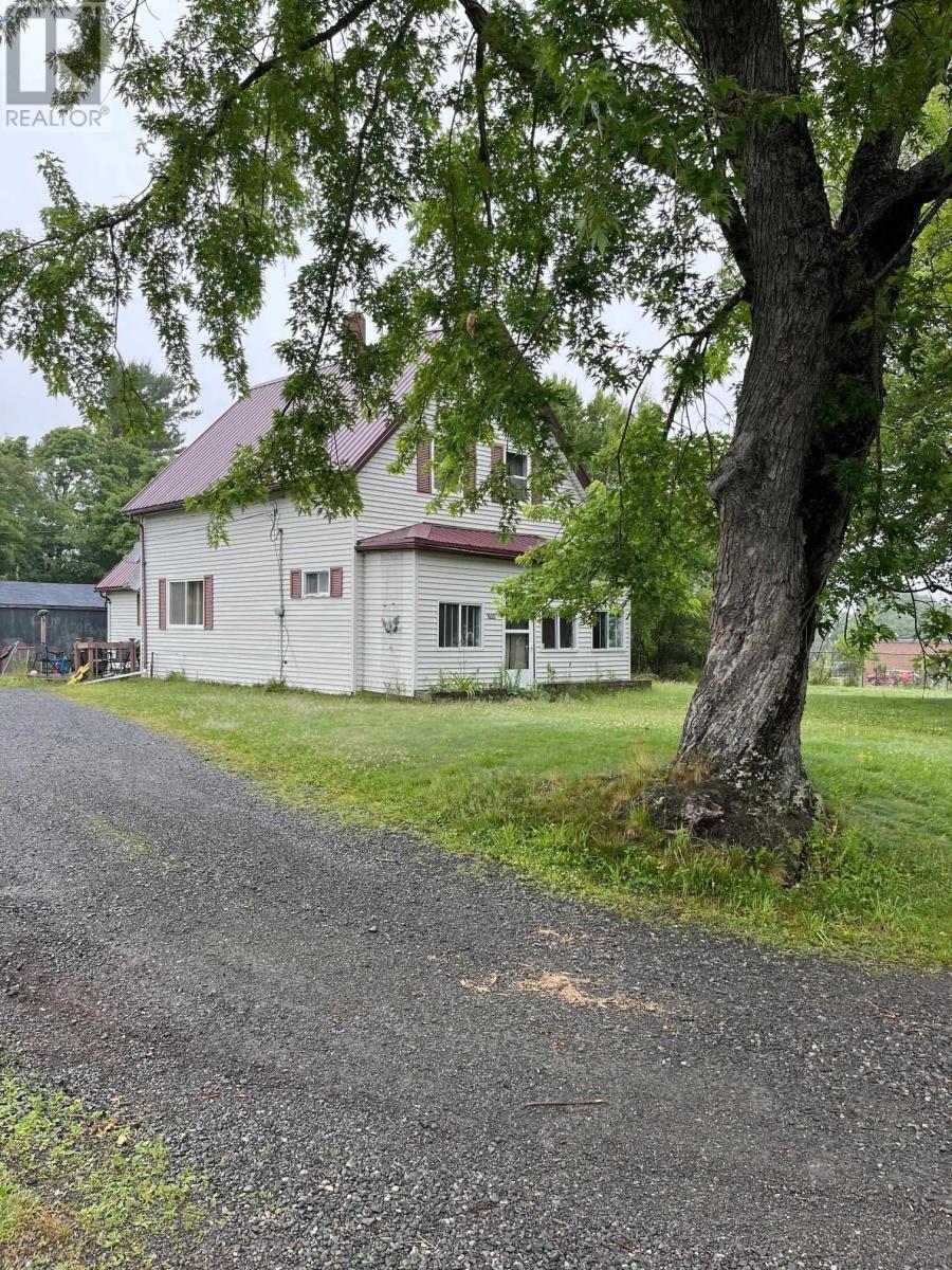 2060 Queen Street Property Photo 5