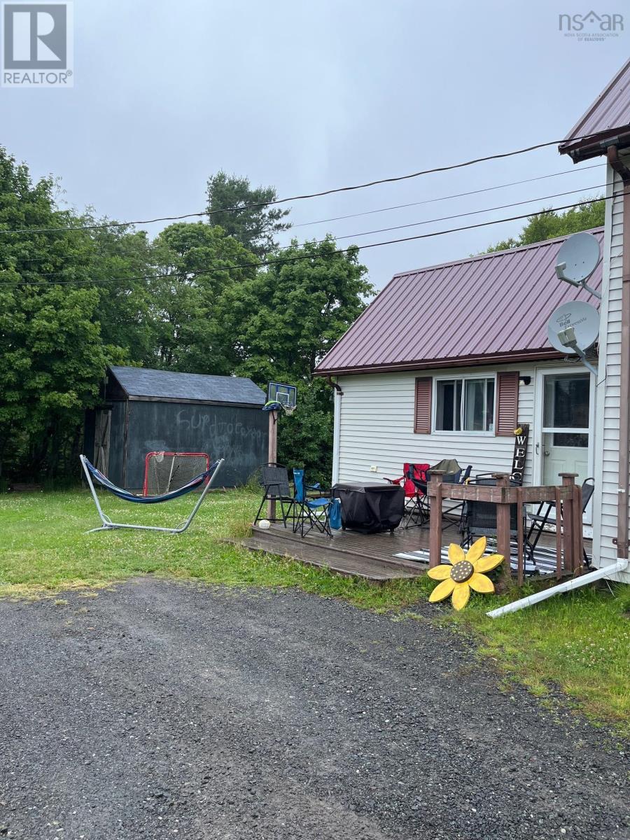 2060 Queen Street Property Photo 8