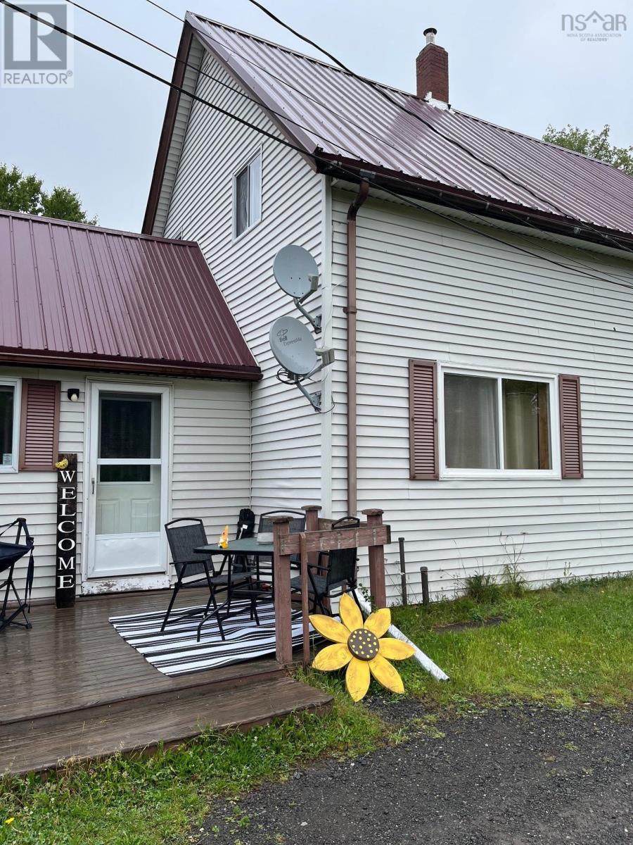 2060 Queen Street Property Photo 9