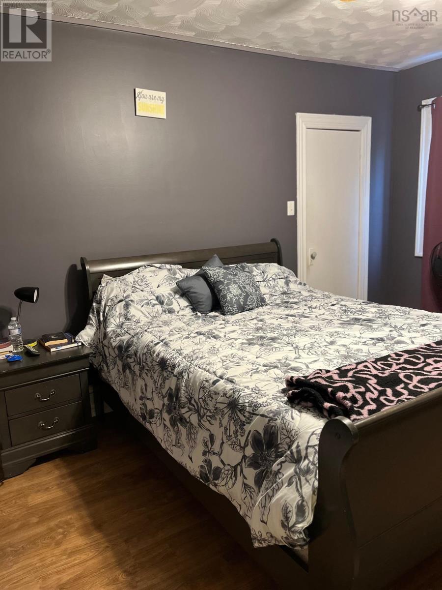 2060 Queen Street Property Photo 18