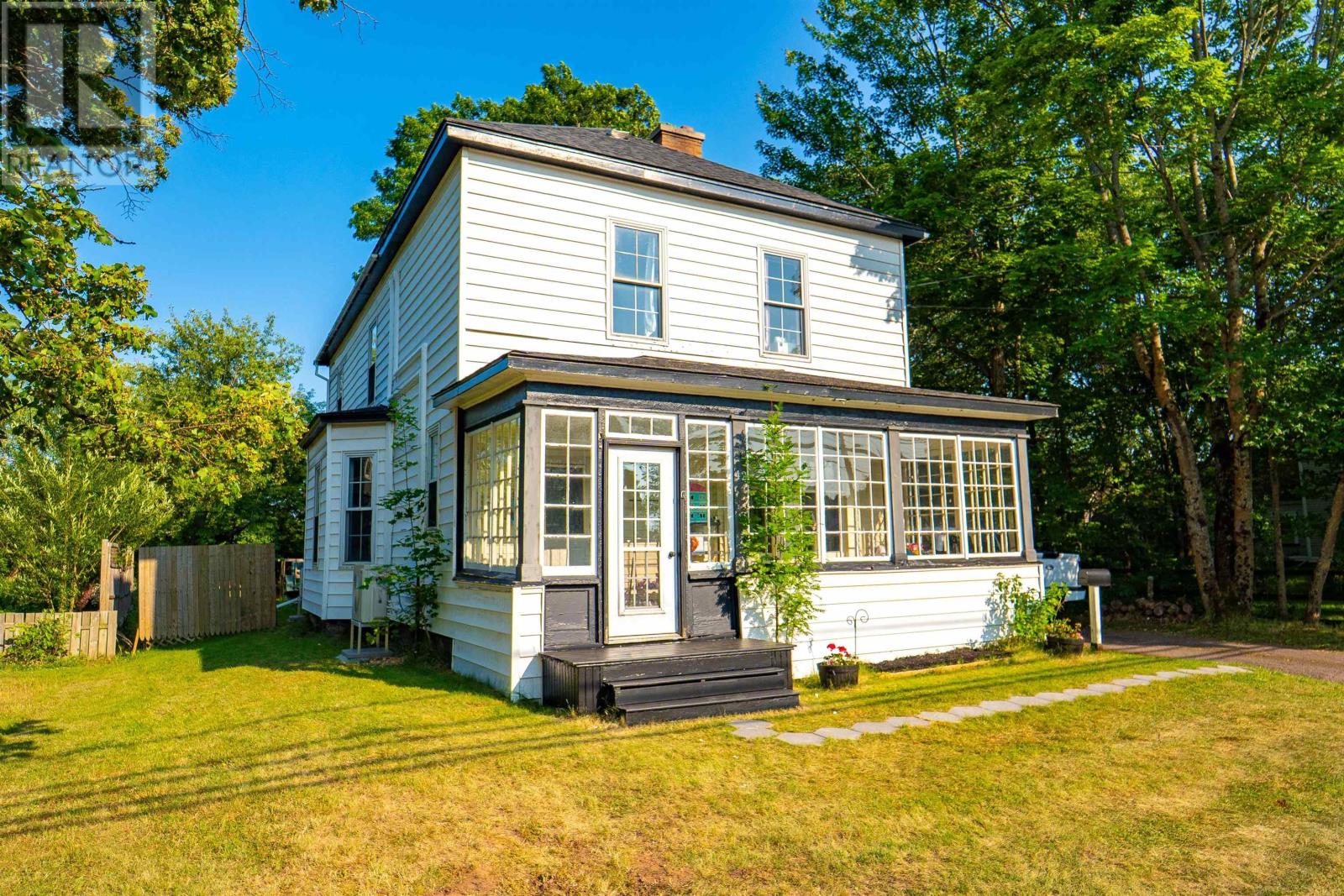 42 Victoria Street W Property Photo 1