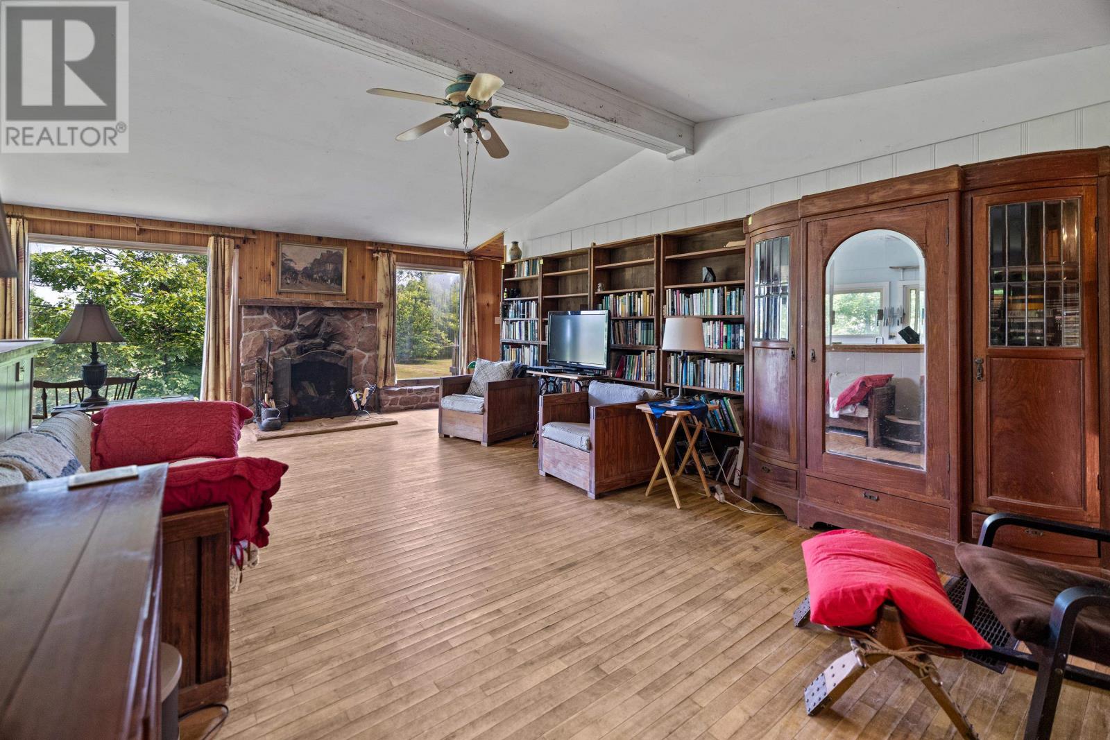 351 Queens Point Road Property Photo 15