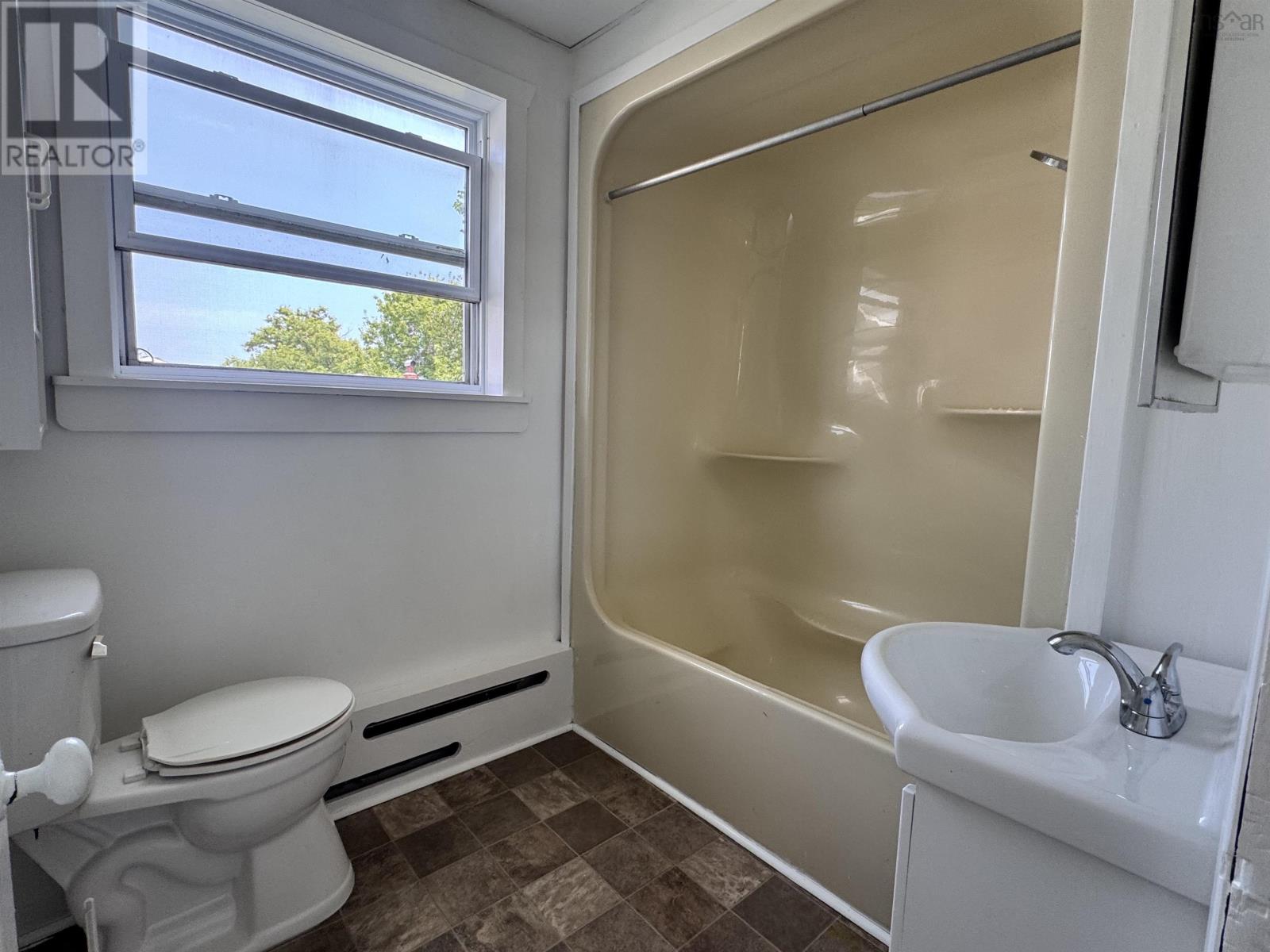 209 South Street Property Photo 15