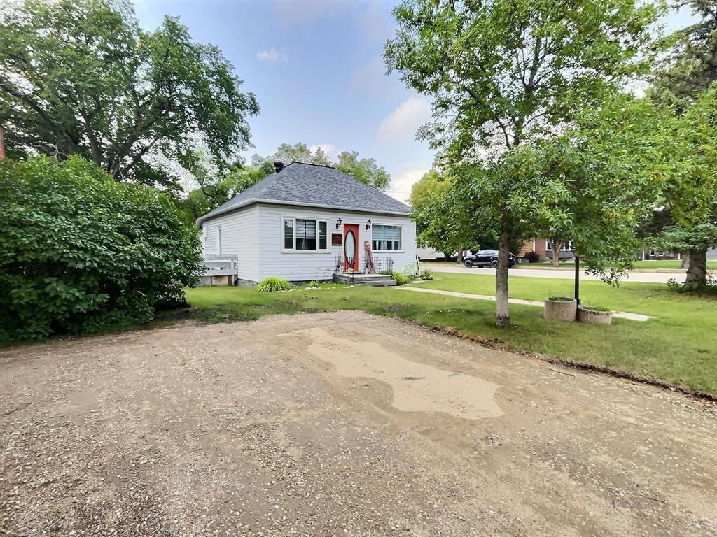 502 Lyons Street W Property Photo 1