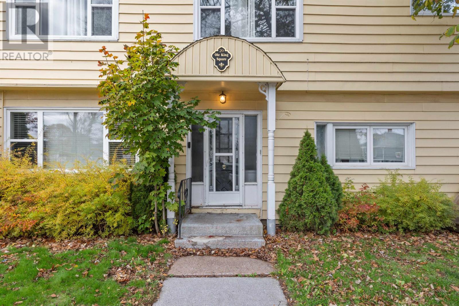 29 Ole King Square Property Photo 1