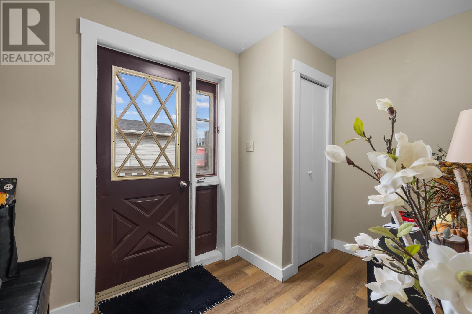 29 Ole King Square Property Photo 4