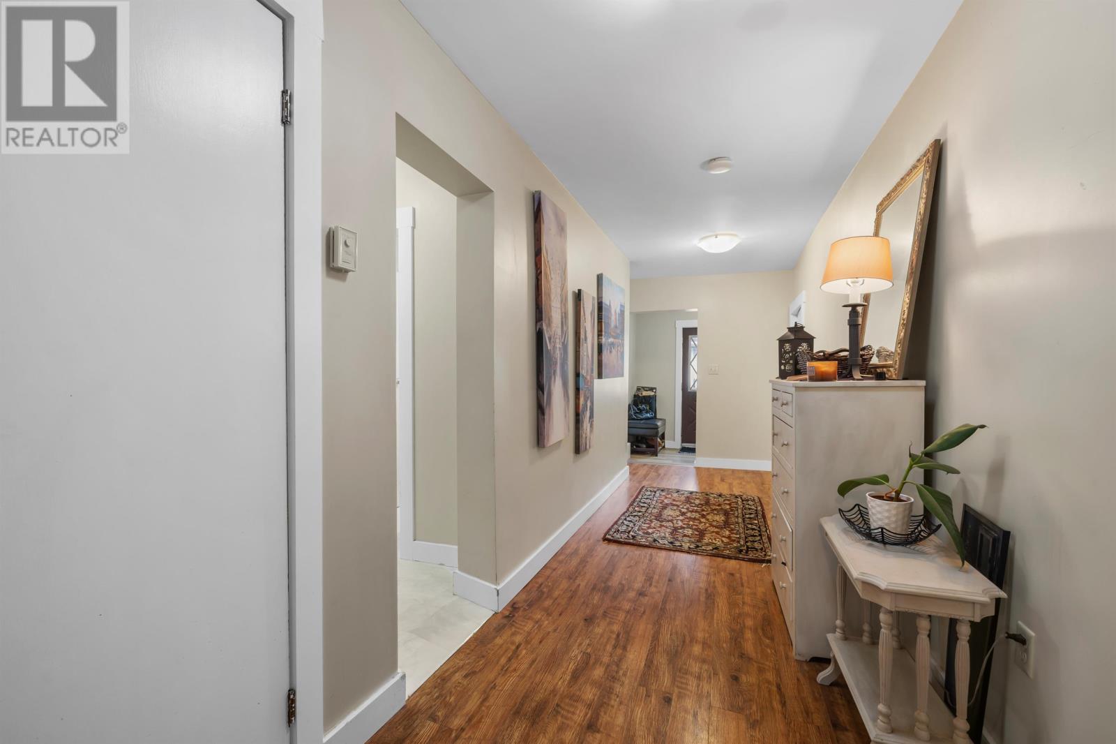 29 Ole King Square Property Photo 5