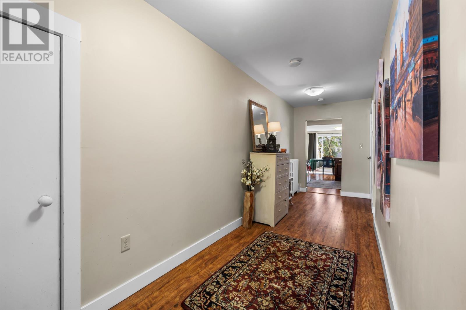 29 Ole King Square Property Photo 8