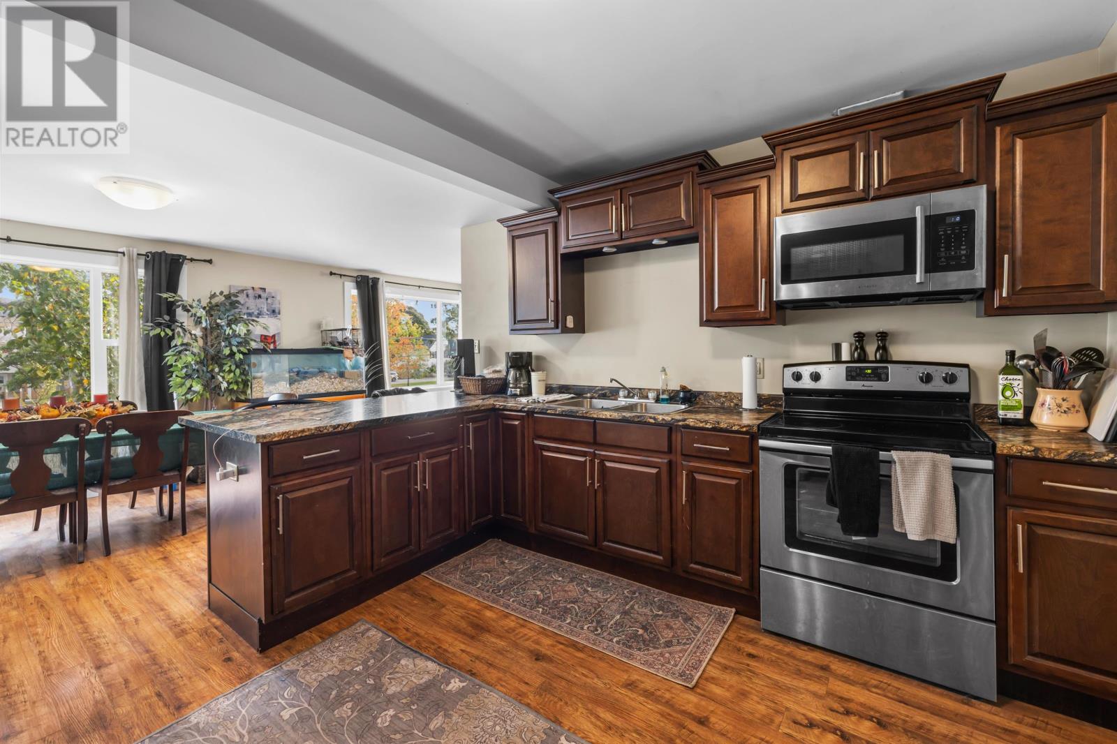 29 Ole King Square Property Photo 11