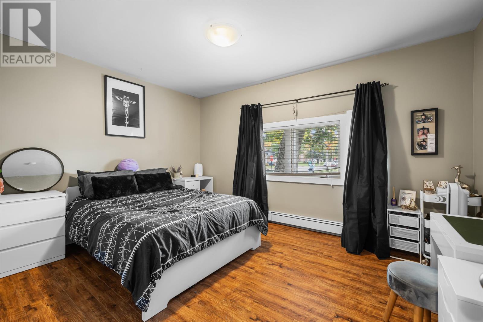 29 Ole King Square Property Photo 28