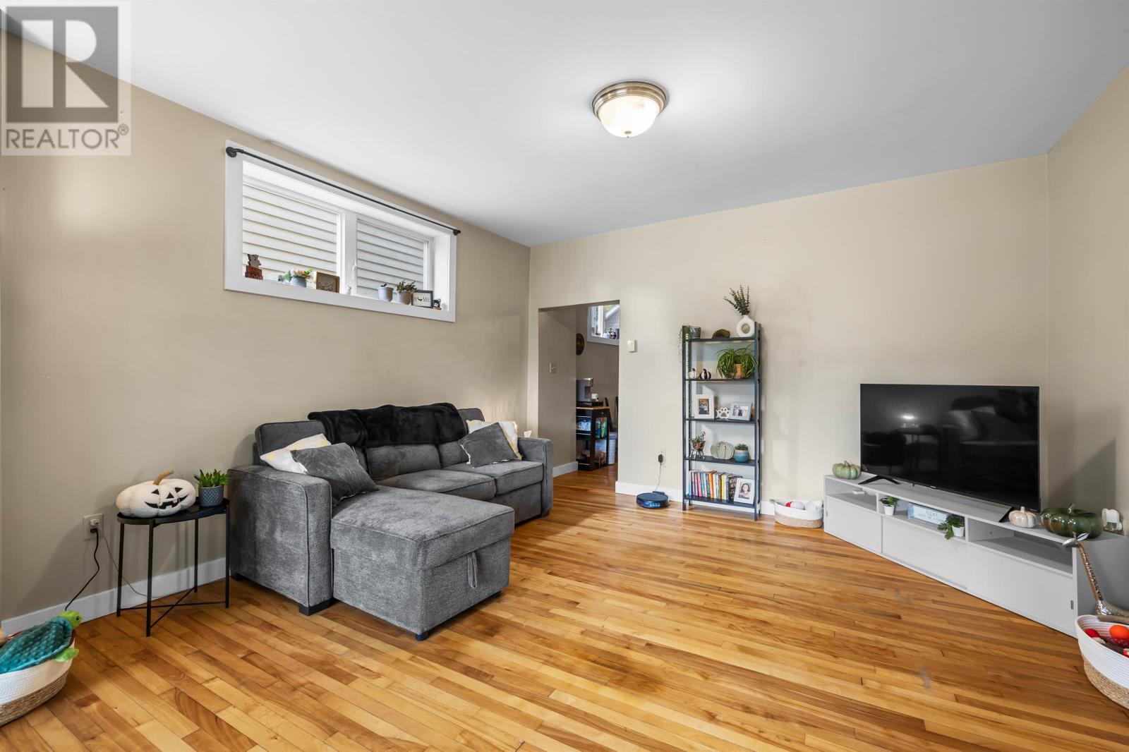 29 Ole King Square Property Photo 32