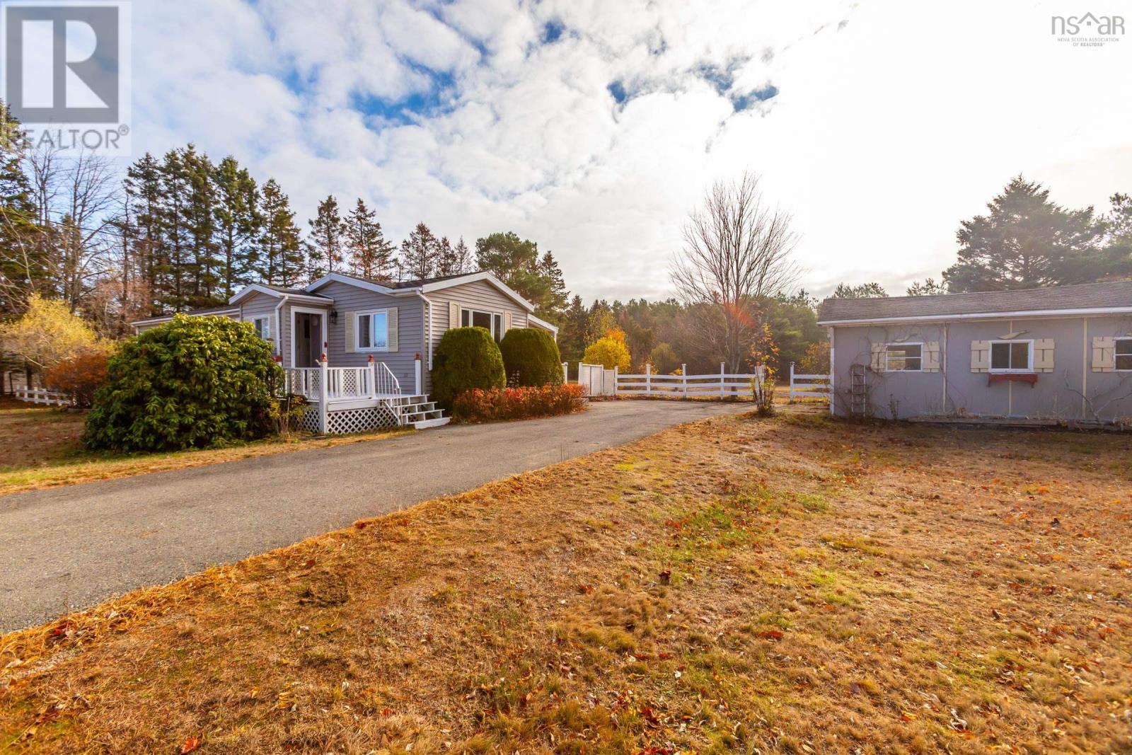 8894 Highway 201 Property Photo 1