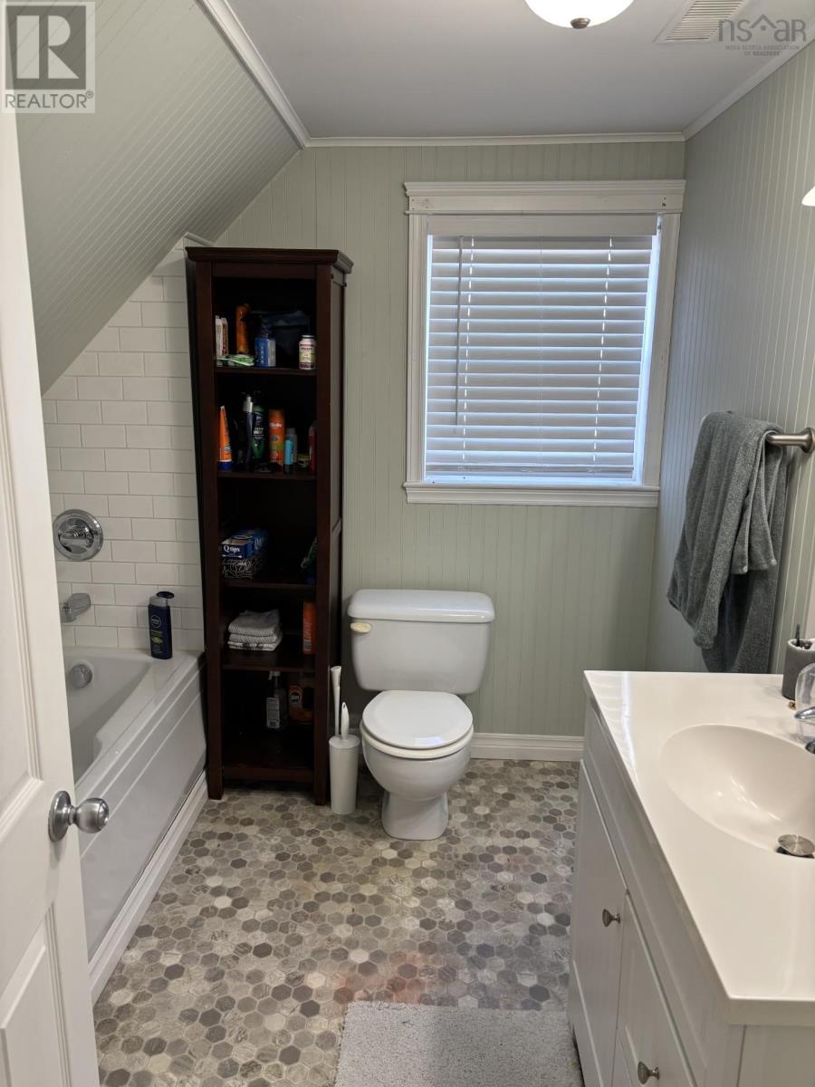 115 Queen Property Photo 13
