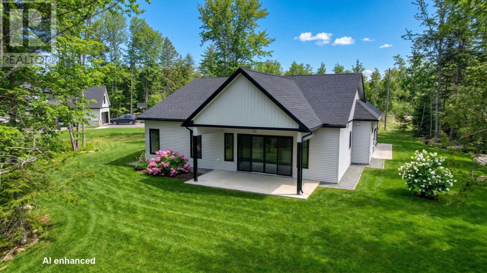 17 Soleil Crescent Property Photo 4