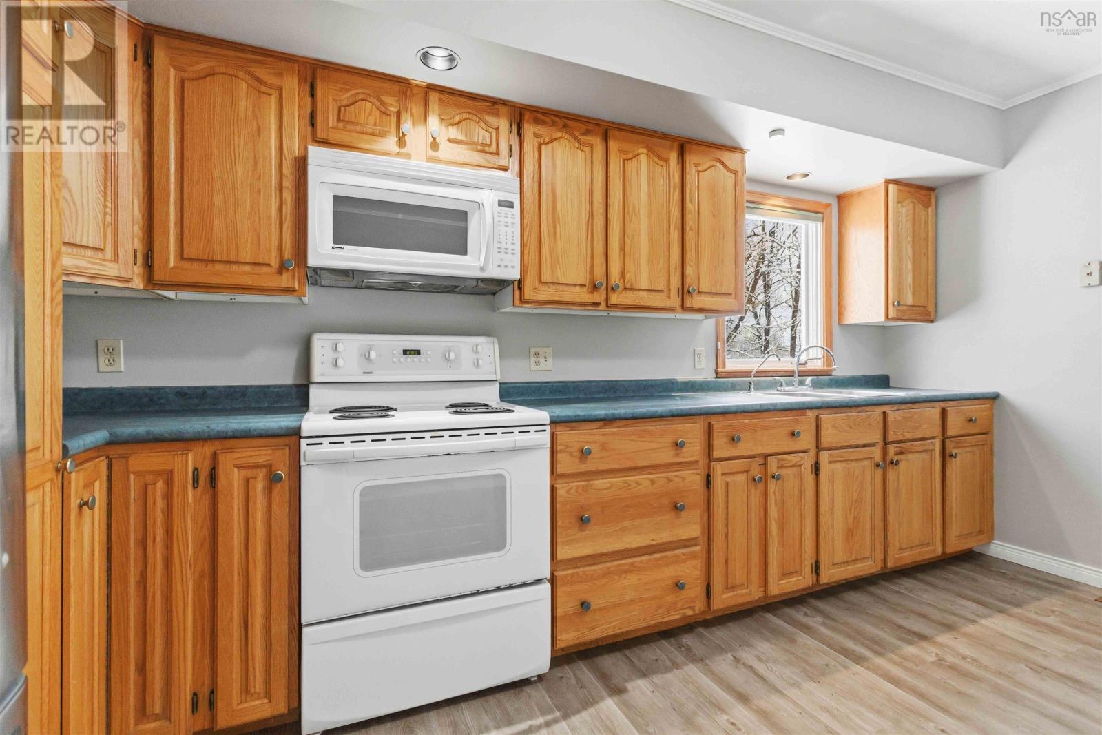 10 West Caledonia Road Property Photo 8