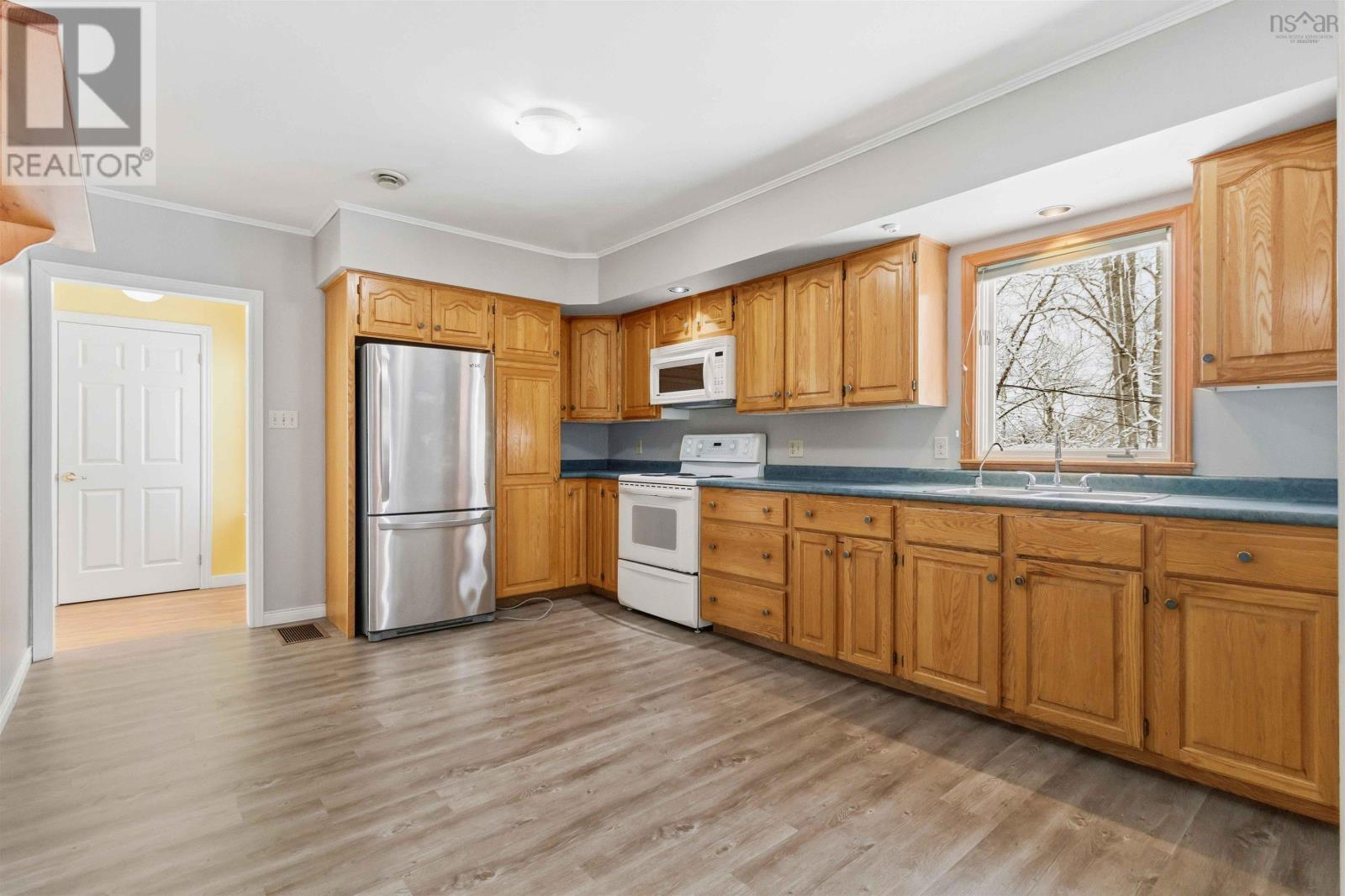 10 West Caledonia Road Property Photo 9