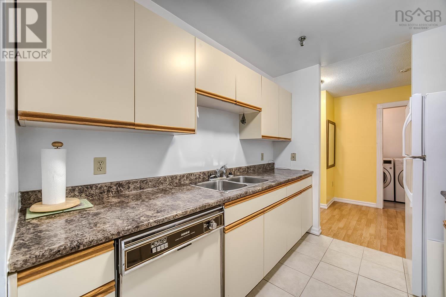 405 15 Langbrae Drive Property Photo 5