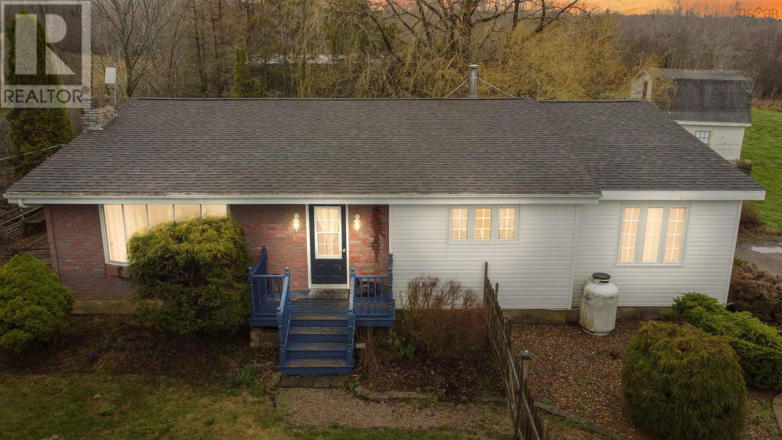 7140 Highway 201 Property Photo 1