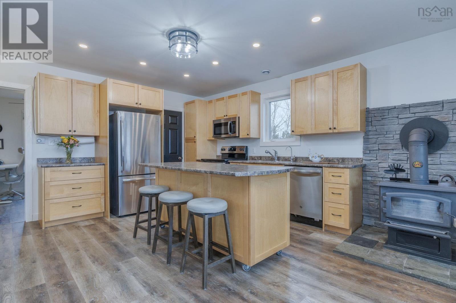 1588 Myra Road Property Photo 4