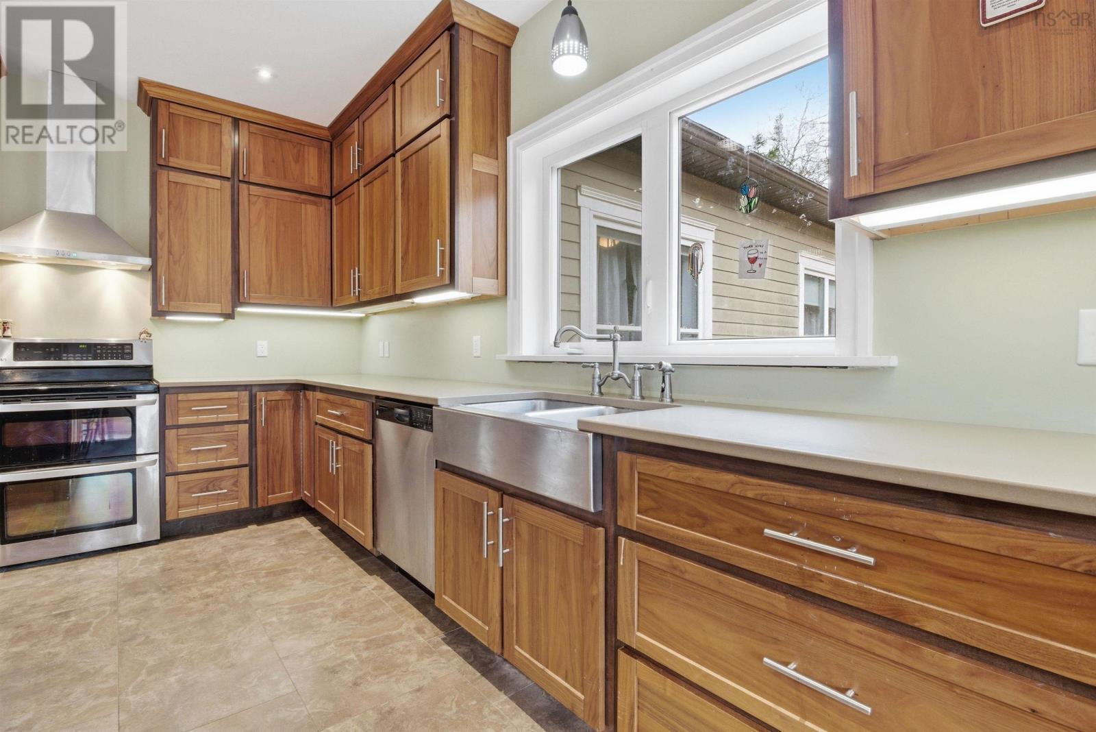 695 Sandwick Drive Property Photo 13
