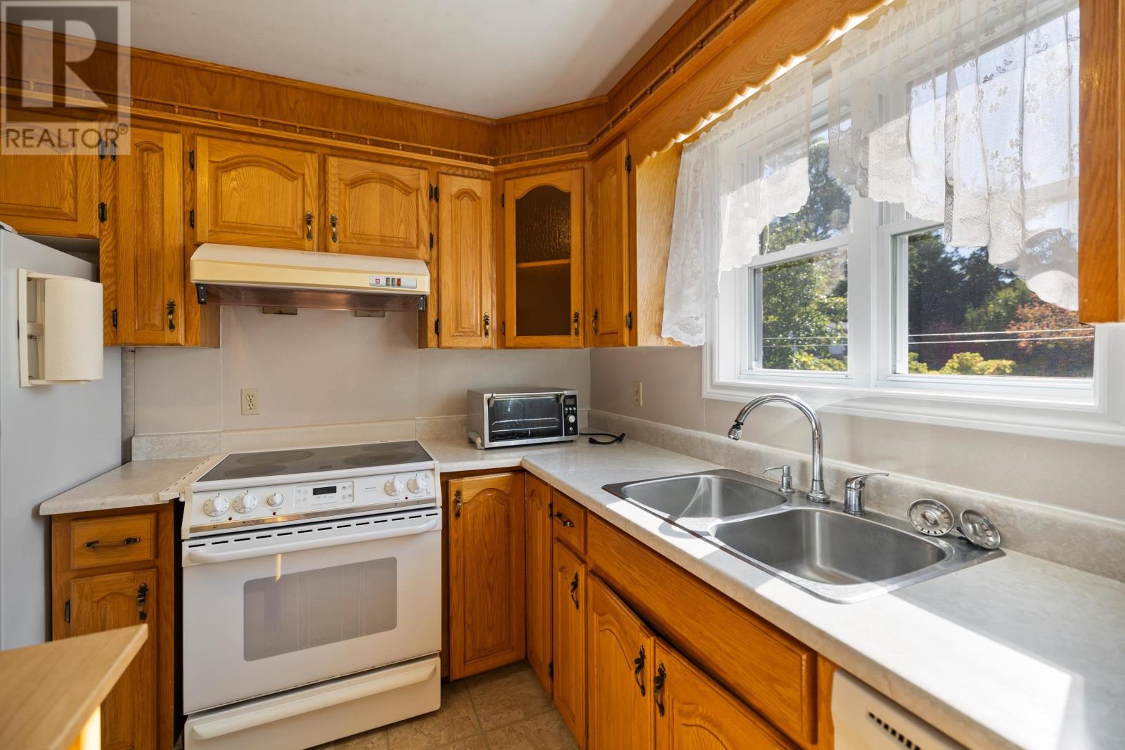 633 Queen Street Property Photo 13