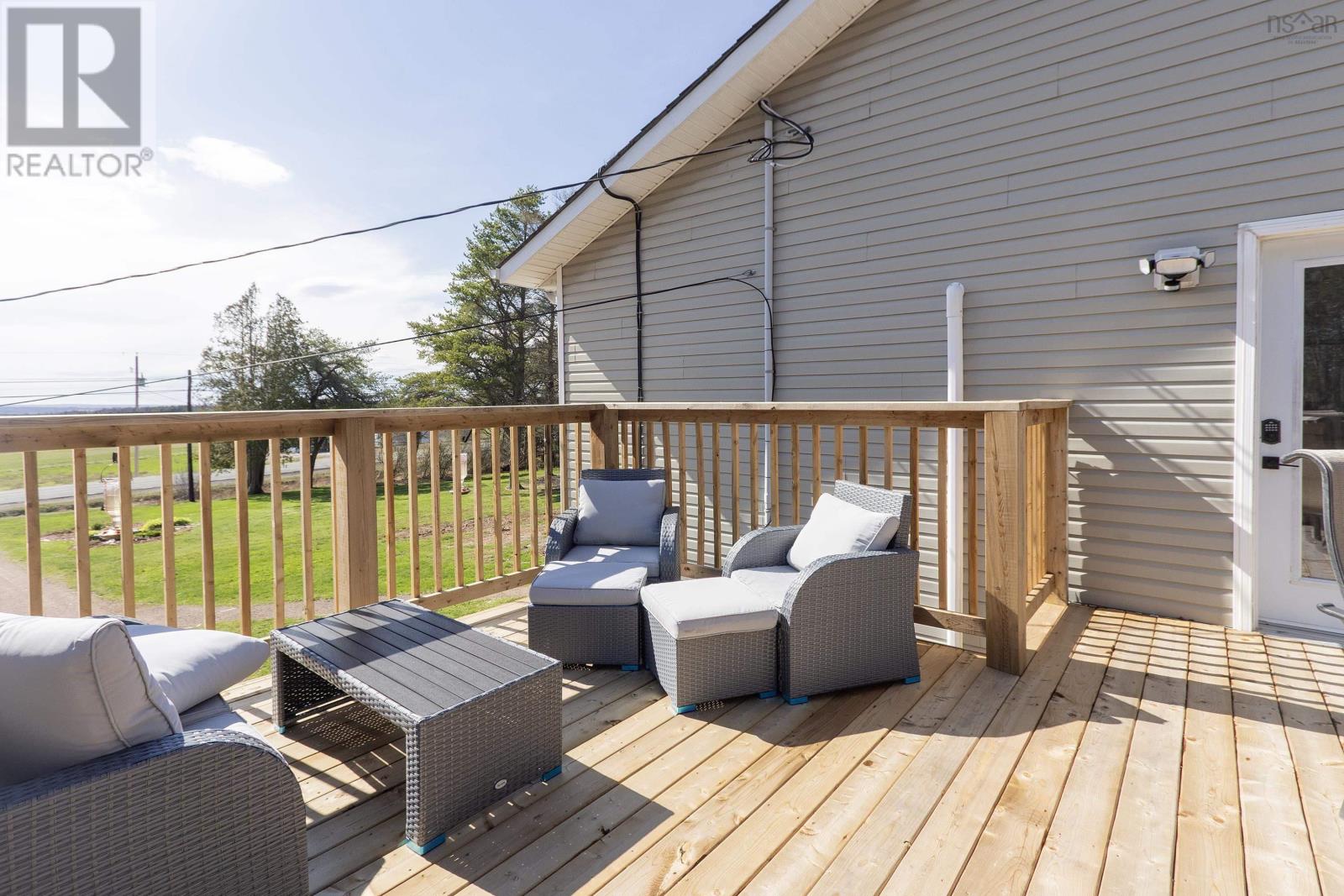 18372 Highway 2 Property Photo 12