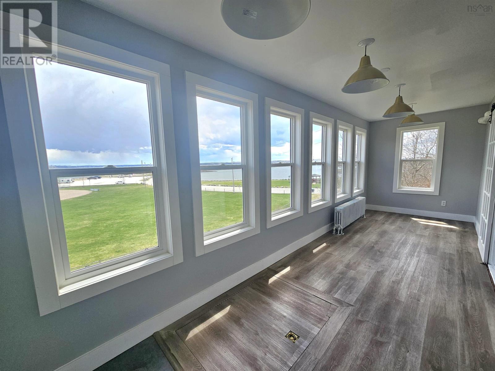 455 Purves Street Property Photo 6