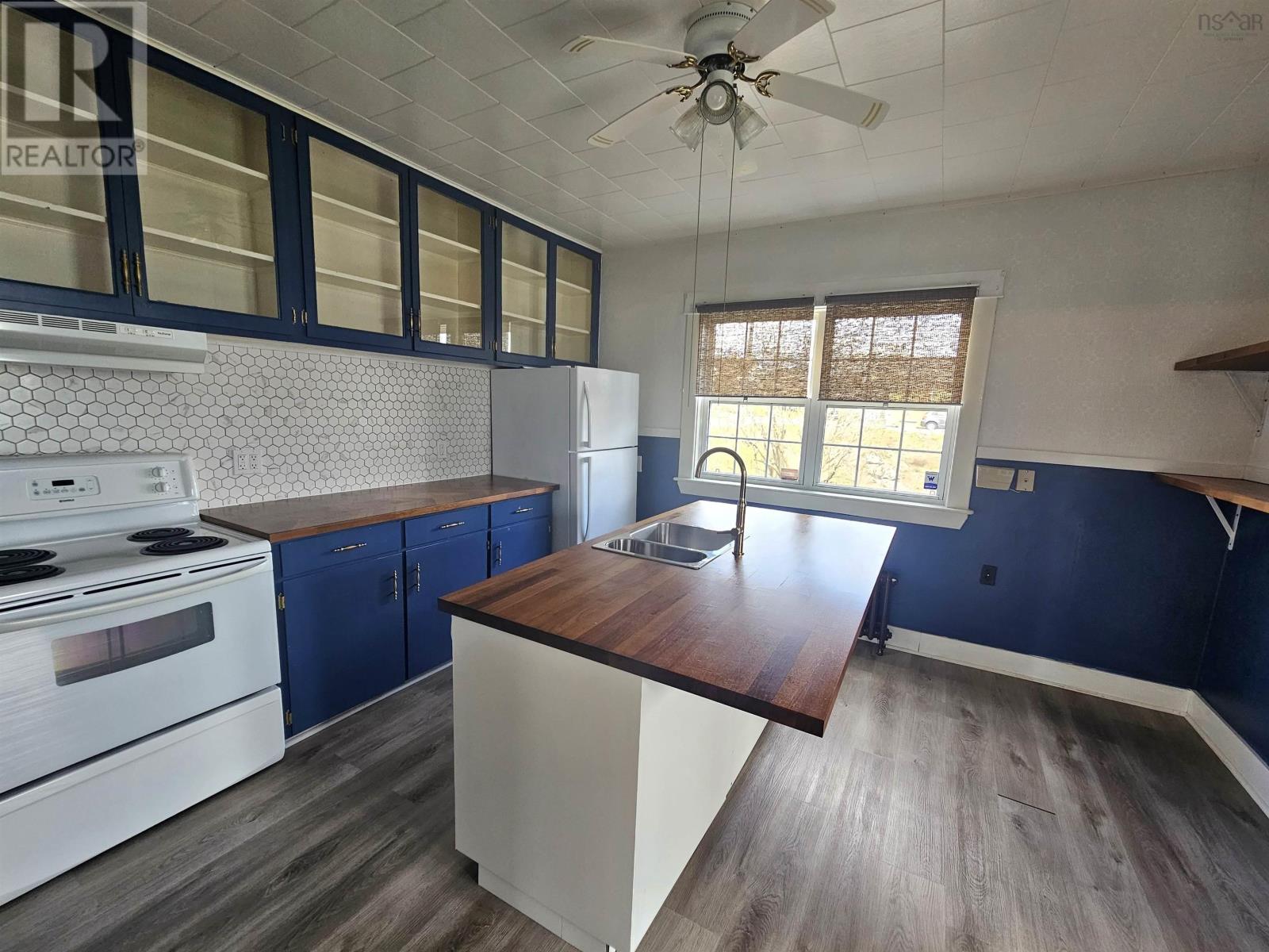 455 Purves Street Property Photo 11