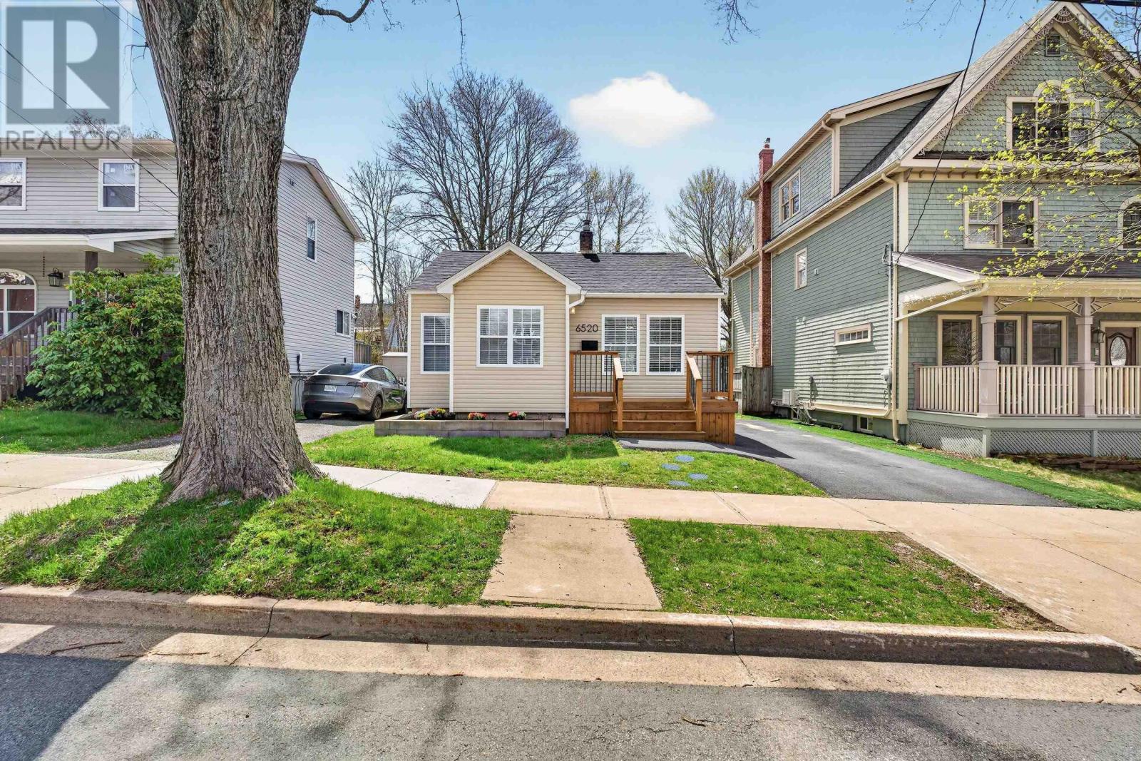 6520 Roslyn Road Property Photo 1