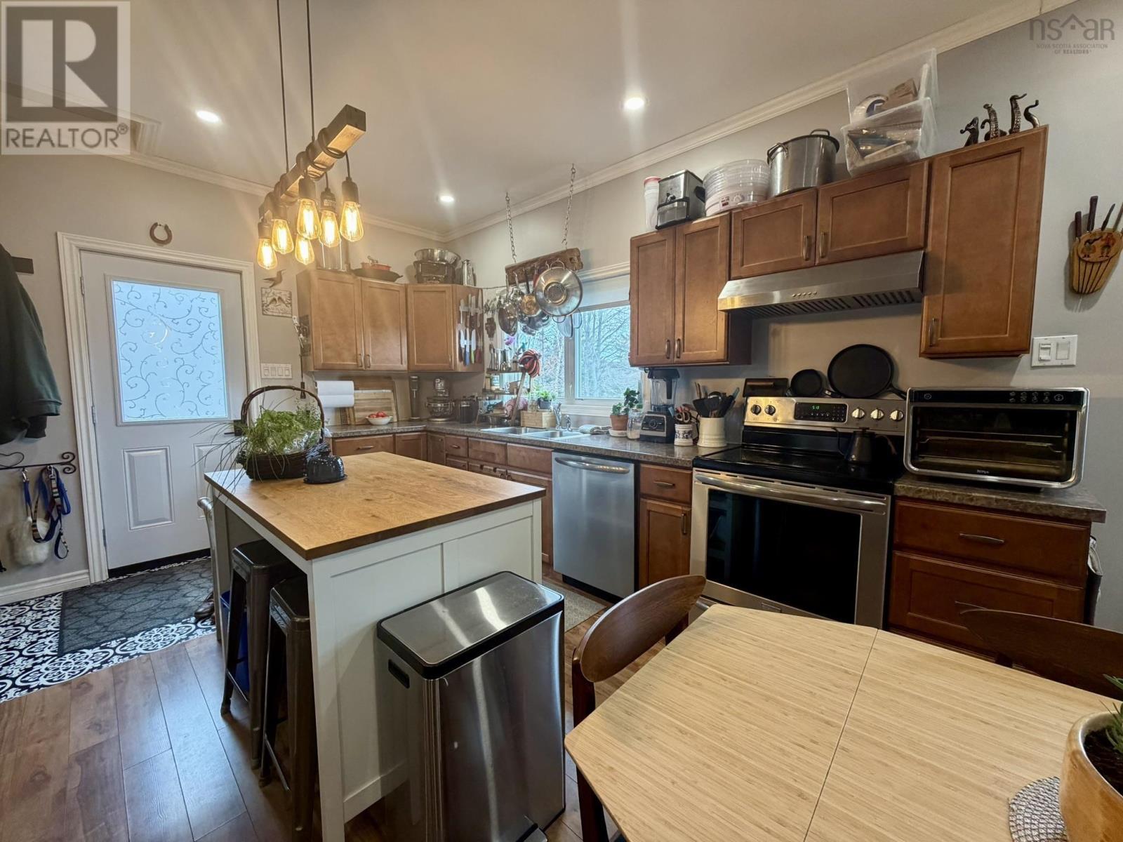 9384 Highway 7 Property Photo 6