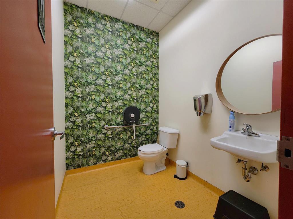 M 730 St Anne's Road Property Photo 16