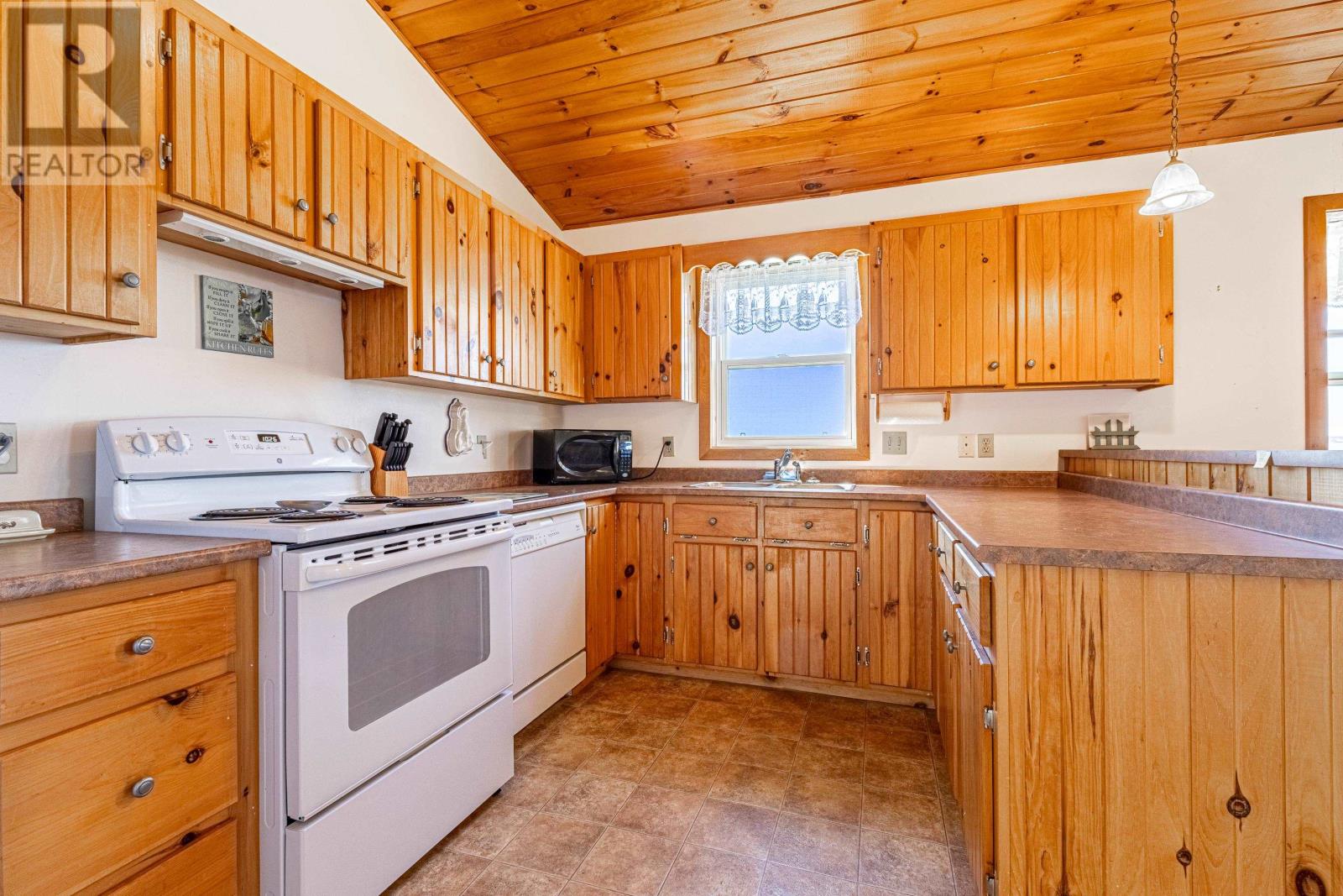 212 Basinview Crescent Property Photo 16