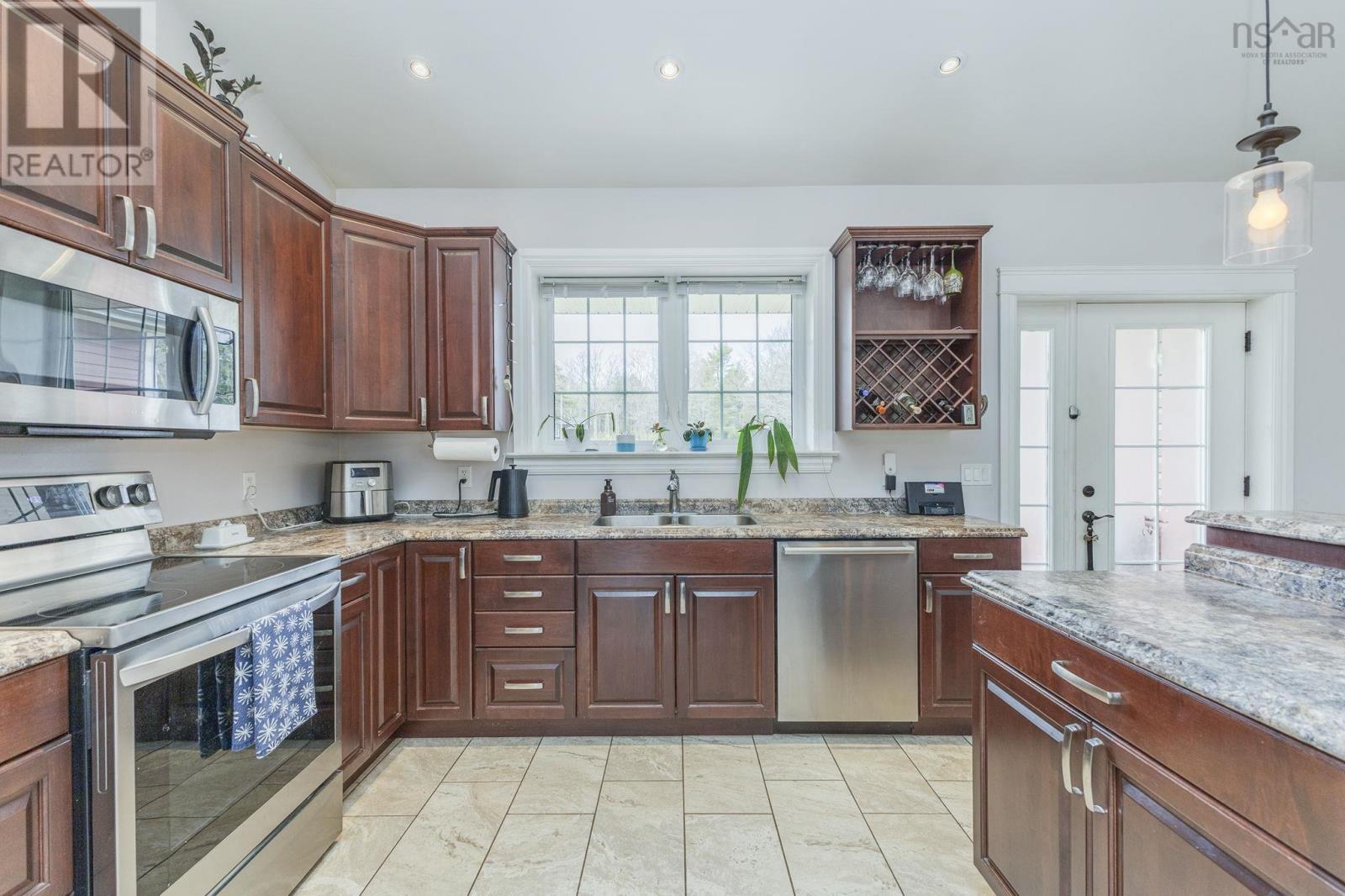 3548 Gairloch Road Property Photo 9