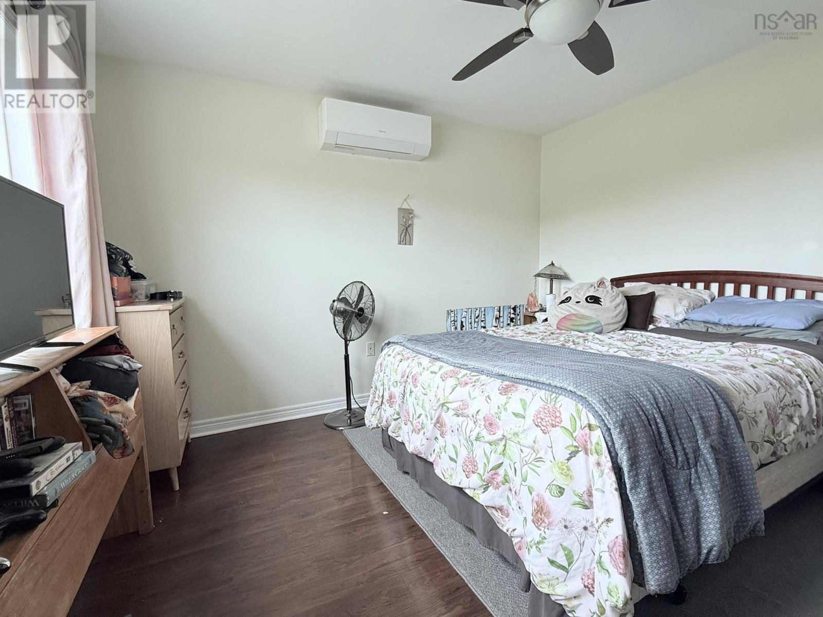 431 Young Street Property Photo 14