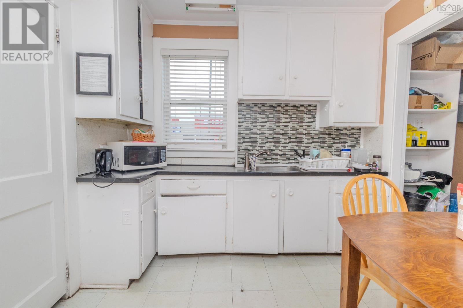 1154 Kings Road Property Photo 11