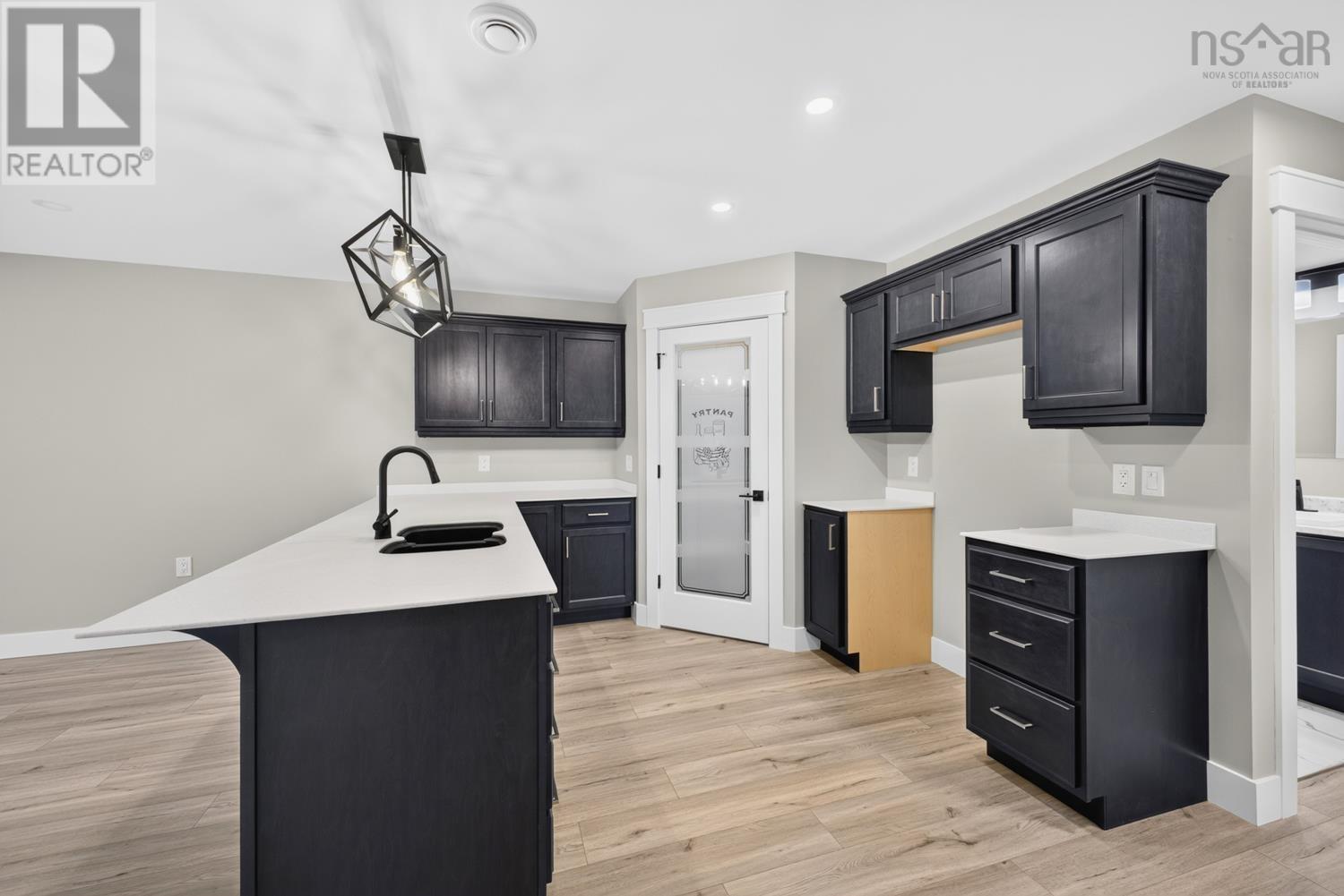 79 Summer Hill Place Property Photo 3